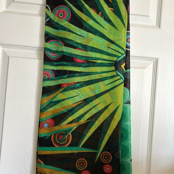 This Desigual scarf is in very good condition.  It is soft & colourful - Picture 3 of 6